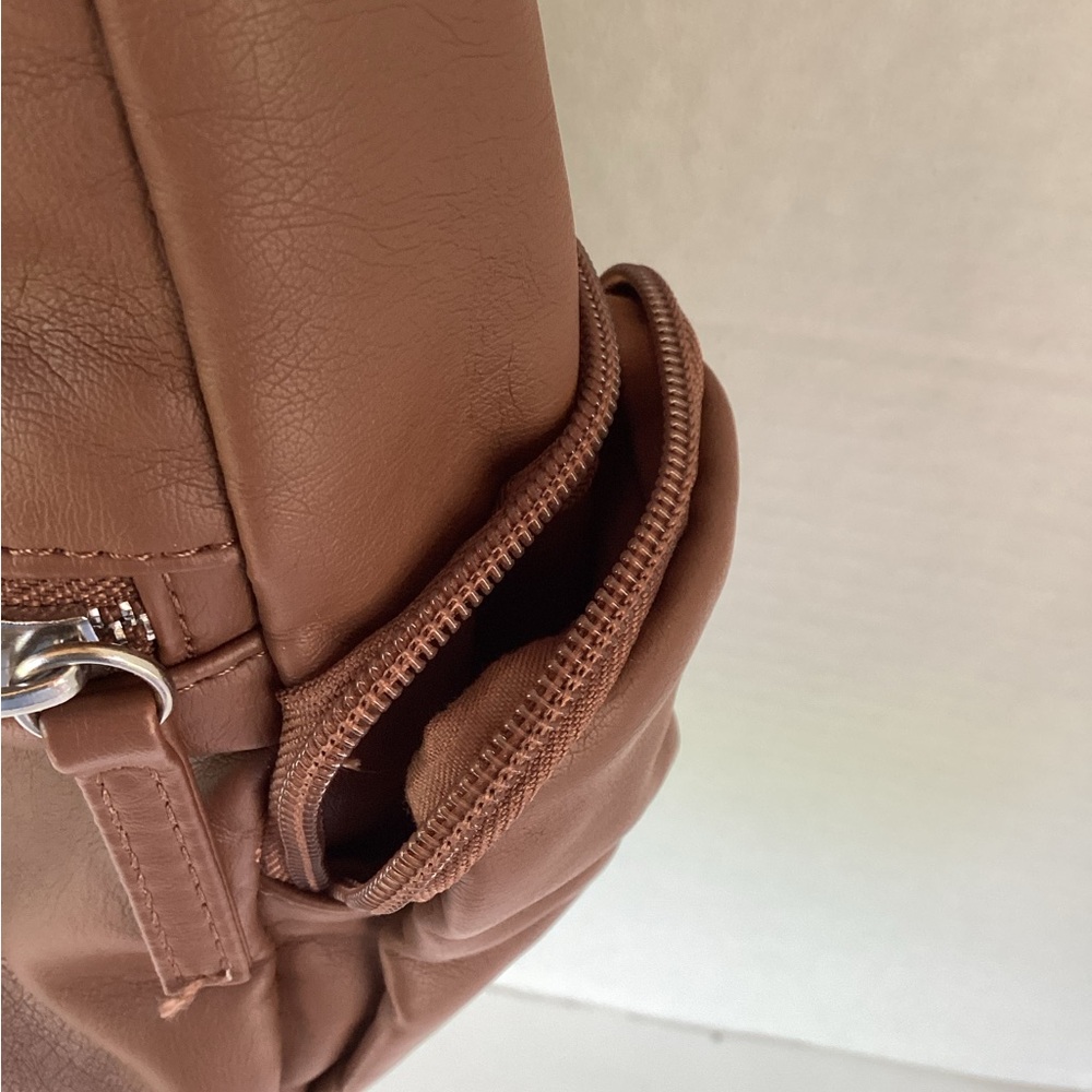Bueno Bag Purse Brown Shoulder Adjustable Strap Zippers Pockets Leather - Picture 12 of 16